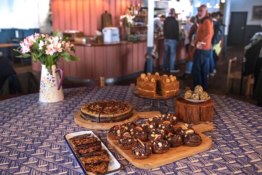 GreenTable_Food-Lights-Action_2215